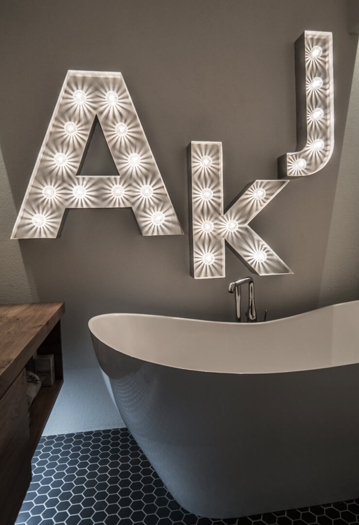 AKJ - Letters voor wandmontage met witte lampen